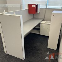 Lote 026 - Estación de trabajo para 3 personas incluye 4 Credenzas, 4 Gabinetes Verticales y 4 Gavetas - Haworth - Imagen 5