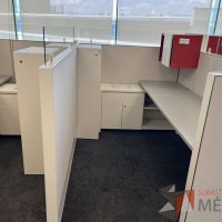 Lote 026 - Estación de trabajo para 3 personas incluye 4 Credenzas, 4 Gabinetes Verticales y 4 Gavetas - Haworth - Imagen 6