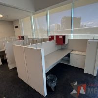 Lote 026 - Estación de trabajo para 3 personas incluye 4 Credenzas, 4 Gabinetes Verticales y 4 Gavetas - Haworth - Imagen 7