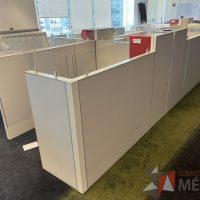 Lote 013 - Estación de trabajo para 3 personas, incluye 3 Credenzas, 3 Gabinetes Verticales y 3 Gavetas - Haworth - Imagen 2