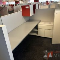 Lote 013 - Estación de trabajo para 3 personas, incluye 3 Credenzas, 3 Gabinetes Verticales y 3 Gavetas - Haworth - Imagen 4