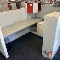 Lote 013 - Estación de trabajo para 3 personas, incluye 3 Credenzas, 3 Gabinetes Verticales y 3 Gavetas - Haworth - Imagen 5