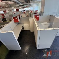 Lote 013 - Estación de trabajo para 3 personas, incluye 3 Credenzas, 3 Gabinetes Verticales y 3 Gavetas - Haworth