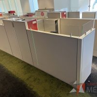 Lote 013 - Estación de trabajo para 3 personas, incluye 3 Credenzas, 3 Gabinetes Verticales y 3 Gavetas - Haworth - Imagen 8