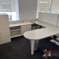 Lote 029 - Estación de trabajo para 3 personas gerencial incluye 3 Credenzas y 3 Gabinetes Verticales - Haworth - Imagen 2