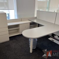 Lote 029 - Estación de trabajo para 3 personas gerencial incluye 3 Credenzas y 3 Gabinetes Verticales - Haworth