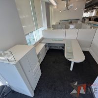 Lote 029 - Estación de trabajo para 3 personas gerencial incluye 3 Credenzas y 3 Gabinetes Verticales - Haworth - Imagen 4