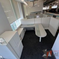 Lote 029 - Estación de trabajo para 3 personas gerencial incluye 3 Credenzas y 3 Gabinetes Verticales - Haworth - Imagen 5