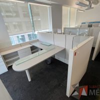 Lote 029 - Estación de trabajo para 3 personas gerencial incluye 3 Credenzas y 3 Gabinetes Verticales - Haworth - Imagen 6