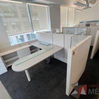 Lote 029 - Estación de trabajo para 3 personas gerencial incluye 3 Credenzas y 3 Gabinetes Verticales - Haworth - Imagen 7