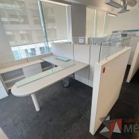 Lote 029 - Estación de trabajo para 3 personas gerencial incluye 3 Credenzas y 3 Gabinetes Verticales - Haworth - Imagen 8