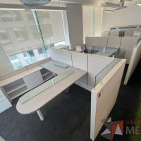 Lote 029 - Estación de trabajo para 3 personas gerencial incluye 3 Credenzas y 3 Gabinetes Verticales - Haworth - Imagen 9