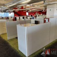 Lote 007 - Estación de trabajo para 14 personas incluye 14 Credenzas, 14 Gabinetes  y 14 Gavetas - Haworth