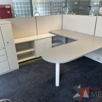 Lote 020 - Estación de trabajo para 2 personas gerencial incluye 1 Credenza, 1 Gabinete y 2 archiveros verticales - Haworth