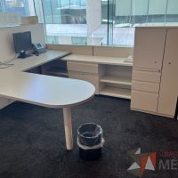 Lote 021 - Estación de trabajo para 2 personas gerencial incluye 1 Credenza, 1 Gabinete - Haworth