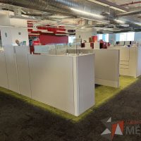 Lote 024 - Estación de trabajo para 8 personas incluye 8 Credenzas, 8 Gabinetes y 8 Gavetas - Haworth - Imagen 2