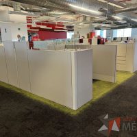 Lote 024 - Estación de trabajo para 8 personas incluye 8 Credenzas, 8 Gabinetes y 8 Gavetas - Haworth - Imagen 3