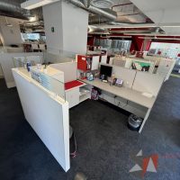Lote 025 - Estación de trabajo para 6 personas incluye 4 Credenzas, 4 Gabinetes, 4 Gavetas y 2 Archiveros verticales - Haworth
