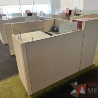 Lote 027 - Estación de trabajo para 3 personas incluye 3 Credenzas, 3 Gabinetes y 3 Gavetas - Haworth - Imagen 3