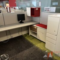 Lote 027 - Estación de trabajo para 3 personas incluye 3 Credenzas, 3 Gabinetes y 3 Gavetas - Haworth - Imagen 4