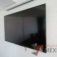 Lote 240 - Pantalla de 80 pulgadas