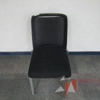 Lote 674 - Silla fija, respaldo en malla y asiento en tela color negro