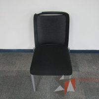 Lote 674 - Silla fija, respaldo en malla y asiento en tela color negro - Imagen 3