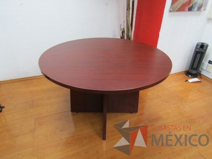 Lote 004 - Mesa redonda con base de madera y cubierta color vino