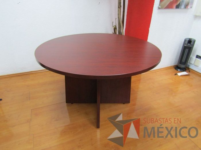 Lote 004 - Mesa redonda con base de madera y cubierta color vino - Imagen 3