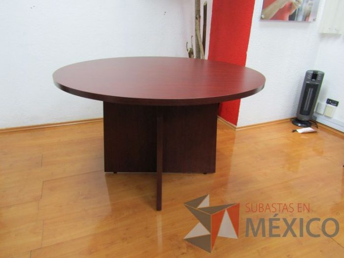 Lote 004 - Mesa redonda con base de madera y cubierta color vino - Imagen 4