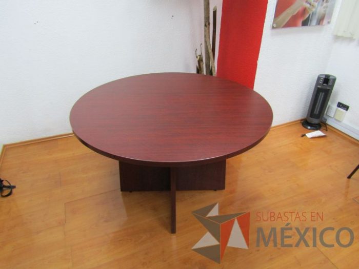 Lote 004 - Mesa redonda con base de madera y cubierta color vino - Imagen 5