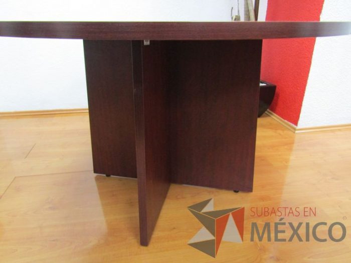 Lote 004 - Mesa redonda con base de madera y cubierta color vino - Imagen 6