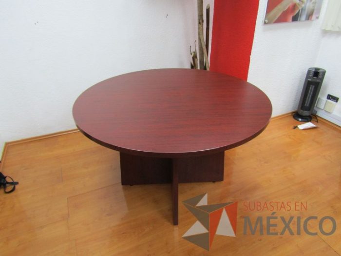 Lote 004 - Mesa redonda con base de madera y cubierta color vino - Imagen 7