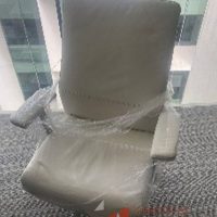 Lote 018 - Silla ejecutiva con ruedas, descansabrazos, asiento y respaldo en piel color beige 