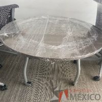 Lote 019 - Mesa circular, patas metálicas con ruedas y cubierta color café