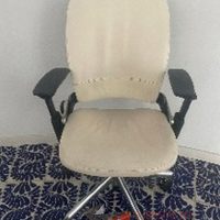 Lote 022 - Silla ejecutiva con ruedas, descansabrazos, asiento y respaldo en piel color beige