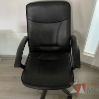 Lote 008 - Silla operativa con ruedas, descansa brazos, asiento y respaldo tipo piel color negro - Imagen 2