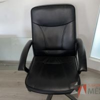 Lote 008 - Silla operativa con ruedas, descansa brazos, asiento y respaldo tipo piel color negro - Imagen 3