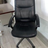 Lote 008 - Silla operativa con ruedas, descansa brazos, asiento y respaldo tipo piel color negro - Imagen 4