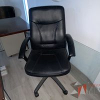 Lote 008 - Silla operativa con ruedas, descansa brazos, asiento y respaldo tipo piel color negro