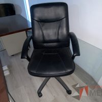 Lote 008 - Silla operativa con ruedas, descansa brazos, asiento y respaldo tipo piel color negro - Imagen 6