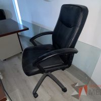 Lote 008 - Silla operativa con ruedas, descansa brazos, asiento y respaldo tipo piel color negro - Imagen 7