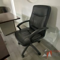 Lote 008 - Silla operativa con ruedas, descansa brazos, asiento y respaldo tipo piel color negro - Imagen 8