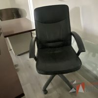 Lote 008 - Silla operativa con ruedas, descansa brazos, asiento y respaldo tipo piel color negro - Imagen 9