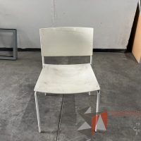 Lote 004 - 5 Sillas fijas, asiento y respaldo en plástico color blanco