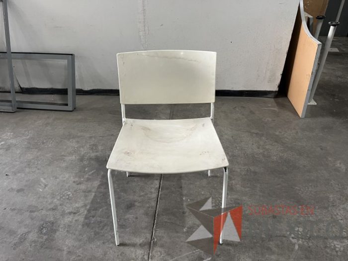 Lote 004 - 5 Sillas fijas, asiento y respaldo en plástico color blanco