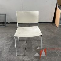 Lote 004 - 5 Sillas fijas, asiento y respaldo en plástico color blanco - Imagen 3