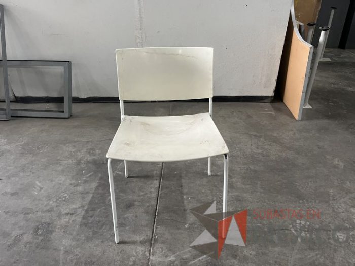 Lote 004 - 5 Sillas fijas, asiento y respaldo en plástico color blanco - Imagen 3