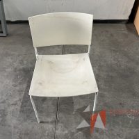 Lote 004 - 5 Sillas fijas, asiento y respaldo en plástico color blanco - Imagen 4