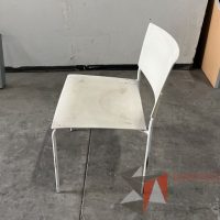 Lote 004 - 5 Sillas fijas, asiento y respaldo en plástico color blanco - Imagen 5